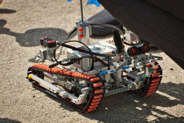 Robotik bilimsel bir sergisinde çocuklar tarafından yapılır. Çok renkli teller ve mikrodevreler kontrplak, tasarımcı ve yedek parçalarından yapılmıştır. Radyo kontrollü aygıtlar.