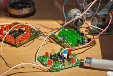 Elektronik ve el yapımı robotik. Mikrodevreler, LED 'Ler ve renkli teller yakın. Elektronik cihazlar ve mekanizmalar bilimsel sergiye sunulmuştur.