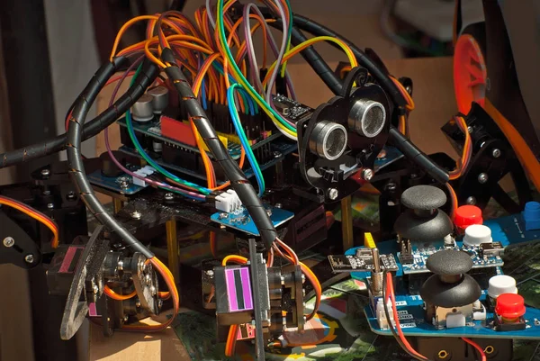 Elektronica Robotica Van Handgemaakte Microschakelingen Gekleurde Draden Sluiten Elkaar Elektronische — Stockfoto