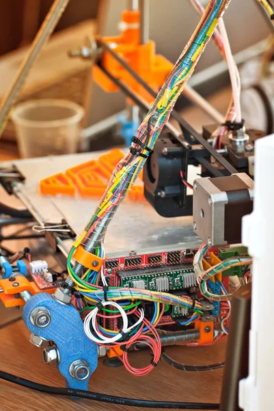 Elektronica Robotica Van Handgemaakte Microschakelingen Gekleurde Draden Sluiten Elkaar Elektronische — Stockfoto
