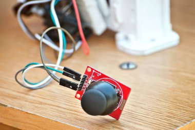 Elektronik ve el yapımı robotik. Mikro devreler ve renkli teller kapanır. Bilimsel sergide elektronik cihazlar ve mekanizmalar sunulmaktadır. Joystick ve kontrol düğmesi.