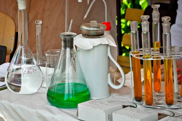 Glazen Buizen Met Een Veelkleurige Vloeistof Demonstratie Van Experimenten Scheikunde — Stockfoto