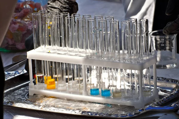 Glazen Buizen Met Een Veelkleurige Vloeistof Demonstratie Van Experimenten Scheikunde — Stockfoto