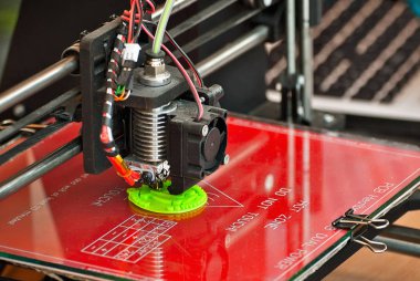 3D yazıcı kendiniz yapılır. Kendi kendine yapılan teknolojiler çocuk bilimi fuarında sunulmaktadır.