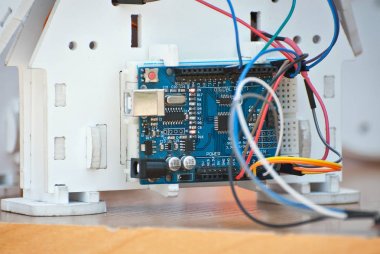 Elektronik ve el yapımı robotlar. Mikrodevreler ve renkli kablolar kapanıyor. Bilimsel sergide elektronik cihazlar ve mekanizmalar sunuluyor.