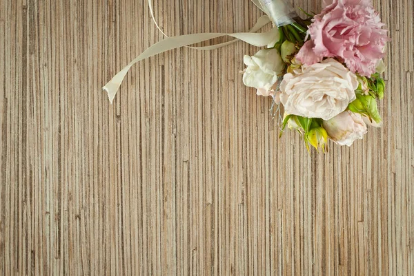 Pequeno Buquê Flores Uma Mesa Madeira Buquê Casamento Para Noivo — Fotografia de Stock