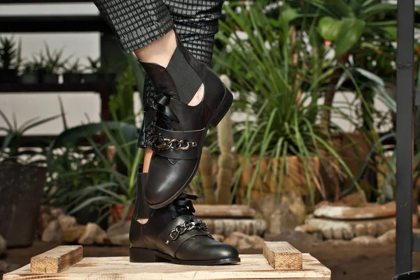 Black Leather Shoes Women Leg Girl Walks Shoes Classic Shoes — Stock Photo, Image