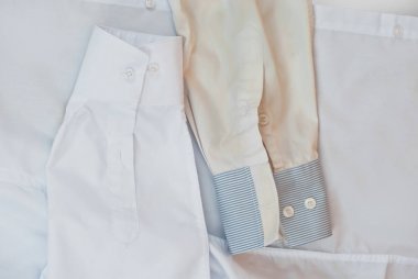 Temiz ve kirli gömlek birlikte. Bir atışta iki beyaz gömlek. Çamaşır yıkama ve çamaşır ları beyazlatma kavramı. Yeni ve eski gömlek arasındaki kontrast.