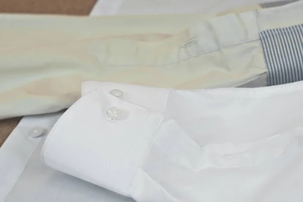 Чистая Грязная Рубашка Вместе Две Белые Рубашки Один Выстрел Концепция — стоковое фото