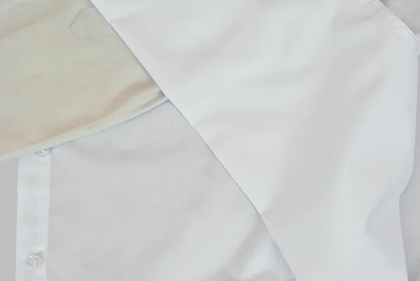 干净和肮脏的衬衫在一起 一枪就穿两件白衬衫 洗涤和漂白衣服的概念 新衬衫和旧衬衫的对比 — 图库照片