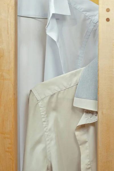 Ren Och Smutsig Skjorta Tillsammans Två Vita Skjortor Ett Skott — Stockfoto