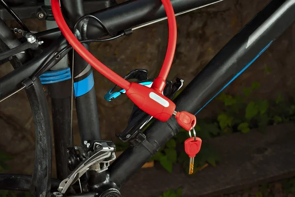 红色女子城堡的自行车 自行车背景上锁的特写 — 图库照片