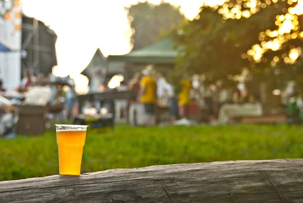 Пиво Пластиковом Стекле Крупным Планом Алкогольный Напиток Фестивале Бакал Деревянной — стоковое фото
