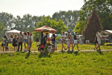 16 Ağustos 2019. Chernivtsi, Ukrayna. Gençlik, müzikal etno festivali 