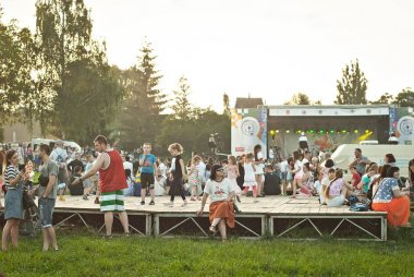 16 Ağustos 2019. Chernivtsi, Ukrayna. Gençlik, müzikal etno festivali 