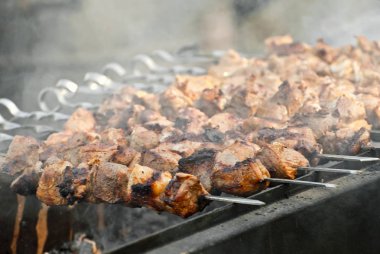 Izgarada et dilimleri. Festivalde barbekü. Şişte peynir ve kızarmış dana eti..