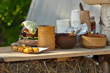 Patates tahta bir masada ızgara üzerinde pişmiş. Ahşap yemeklerde doğal gıda.