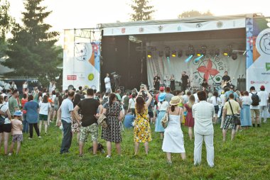 16 Ağustos 2019. Chernivtsi, Ukrayna. Gençlik, müzikal etno festivali 
