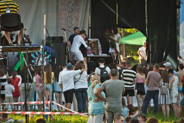 16 Ağustos 2019. Chernivtsi, Ukrayna. Gençlik, müzikal etno festivali 