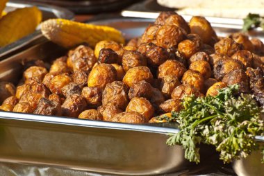 Büyük bir tavada patates kızartması. Festivalde nefis yemekler. Mutfak ocakta..