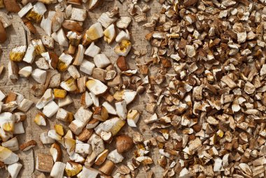 Masada kurutulmuş mantarlar. Mantarlar soyulur ve parçalara ayrılır. Güneşte kurutulan ürünler..