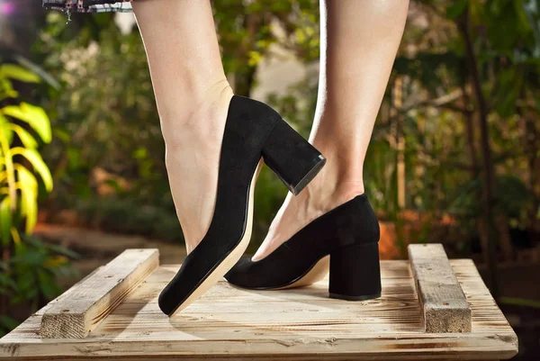 Fekete Velúr Cipő Női Láb Lány Sétál Cipőben Klasszikus Cipők — Stock Fotó