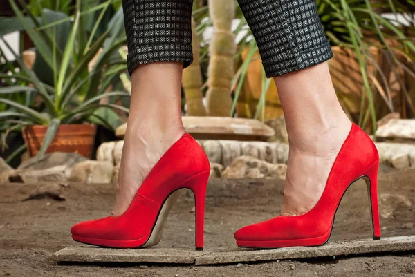 Rood Suède Schoenen Voor Vrouwen Been Het Meisje Loopt Schoenen — Stockfoto