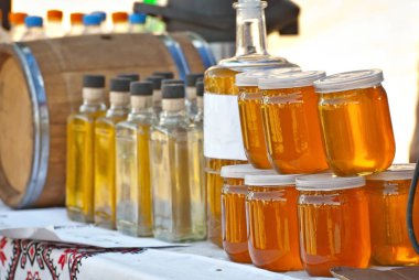 Masada farklı bal türleri var. Balın renkli kavanozları tarım ürünleri fuarında satılıyor.