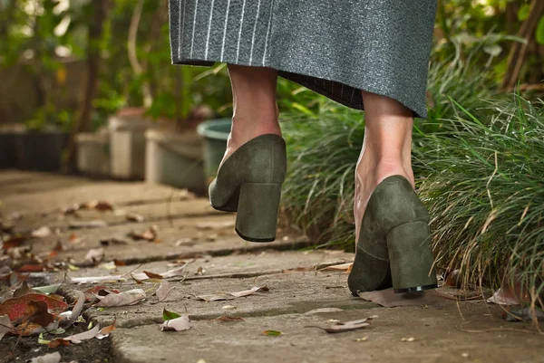 Зеленые Замшевые Туфли Женской Ноги Девушка Ходит Обуви Классическая Обувь — стоковое фото