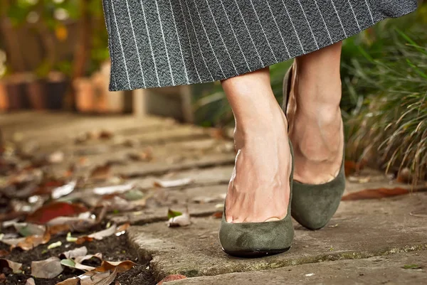 Kadın Bacağı Için Yeşil Süet Ayakkabılar Kız Ayakkabıyla Yürüyor Tropikal — Stok fotoğraf