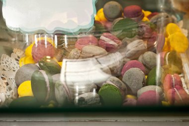 Vitrinde çok renkli tatlılar. Cam rafta birçok kek.