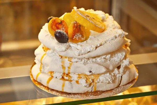 Torta Redonda Con Relleno Amarillo Escaparate Frutas Naranjas Secas Pastel — Foto de Stock