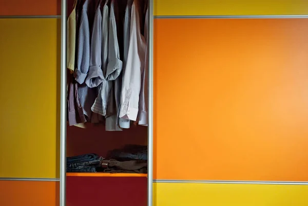 Armario Amarillo Naranja Coloridas Camisas Clásicas Hombre Armario Homogéneo Para —  Fotos de Stock