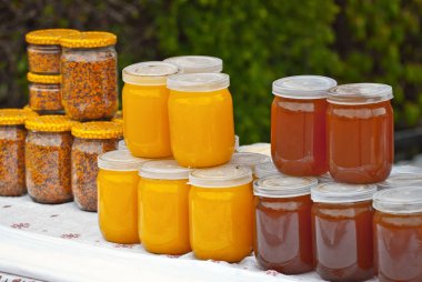 Masada farklı bal türleri var. Balın renkli kavanozları tarım ürünleri fuarında satılıyor.