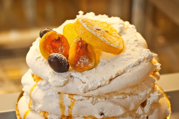 노란색 라운드 케이크 케이크에 과일과 오렌지 — 스톡 사진
