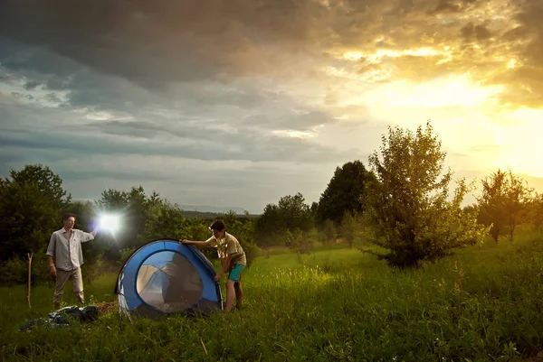 Homens Põem Uma Tenda Relva Homem Ensina Rapaz Acampar Floresta — Fotografia de Stock