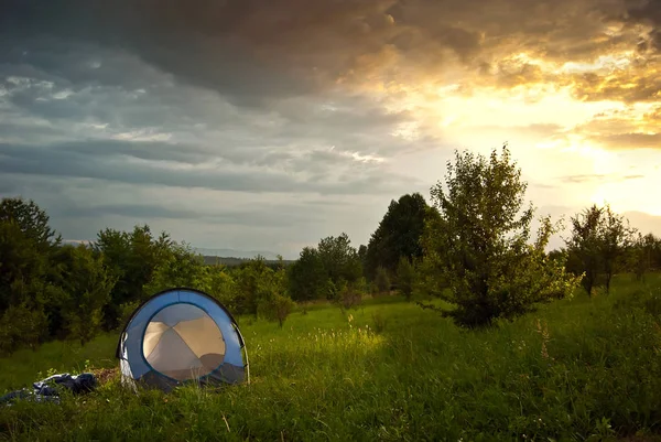 Homens Põem Uma Tenda Relva Floresta Montanhas Fundo Sol Entra — Fotografia de Stock