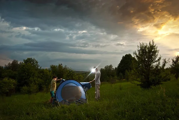 Jongens Lag Een Tent Het Gras Een Man Leert Jongen — Stockfoto