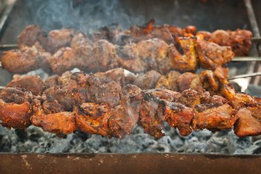 Kömürlerde barbekü kızartması. Tarla mutfak festivalinde et ve sığır eti.