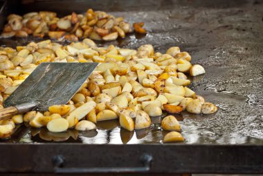 Büyük bir tavada patates kızartması. Festivalde nefis yemekler. Mutfak ocakta..