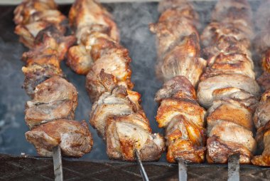 Kömürlerde barbekü kızartması. Tarla mutfak festivalinde et ve sığır eti.