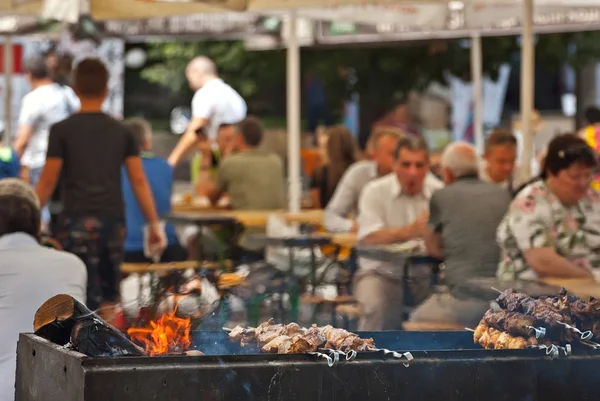 Grill Pommes Den Kohlen Hintergrund Essen Verschwommene Menschen Tisch Fleisch — Stockfoto