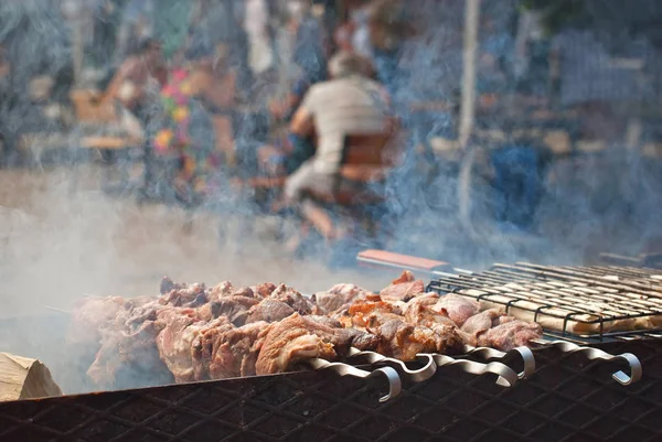 튀김은 사람들은 테이블에서 식사를 에서의 육류와 쇠고기 — 스톡 사진