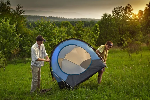 Homens Põem Uma Tenda Relva Homem Ensina Rapaz Acampar Floresta — Fotografia de Stock