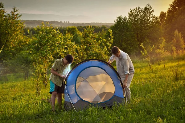 Jongens Lag Een Tent Het Gras Een Man Leert Jongen — Stockfoto