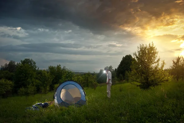 Homens Põem Uma Tenda Relva Homem Ensina Rapaz Acampar Floresta — Fotografia de Stock