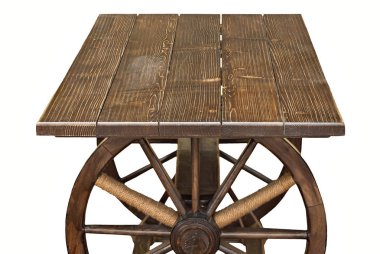 Beyaz arka planda izole kare ahşap masa. Eski yapılmış tahta dokusu keçe. Kır tarzında ahşap mobilyalar.