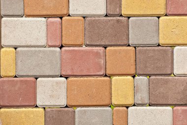 Arnavut kaldırımlı doku. Kaldırım döşemesi eşit şekilde katlanmış. Kaldırım taşları farklı boyutlarda ve renkler.