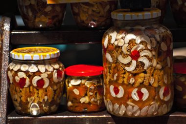 Masada bir sürü çeşit bal var. Kavanozlar fuarda satılıyor. Fındıklı bal, sonra da kurutulmuş meyve..