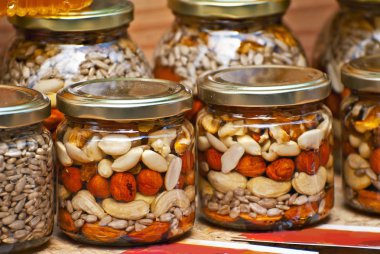 Masada bir sürü çeşit bal var. Kavanozlar fuarda satılıyor. Fındıklı bal, sonra da kurutulmuş meyve..